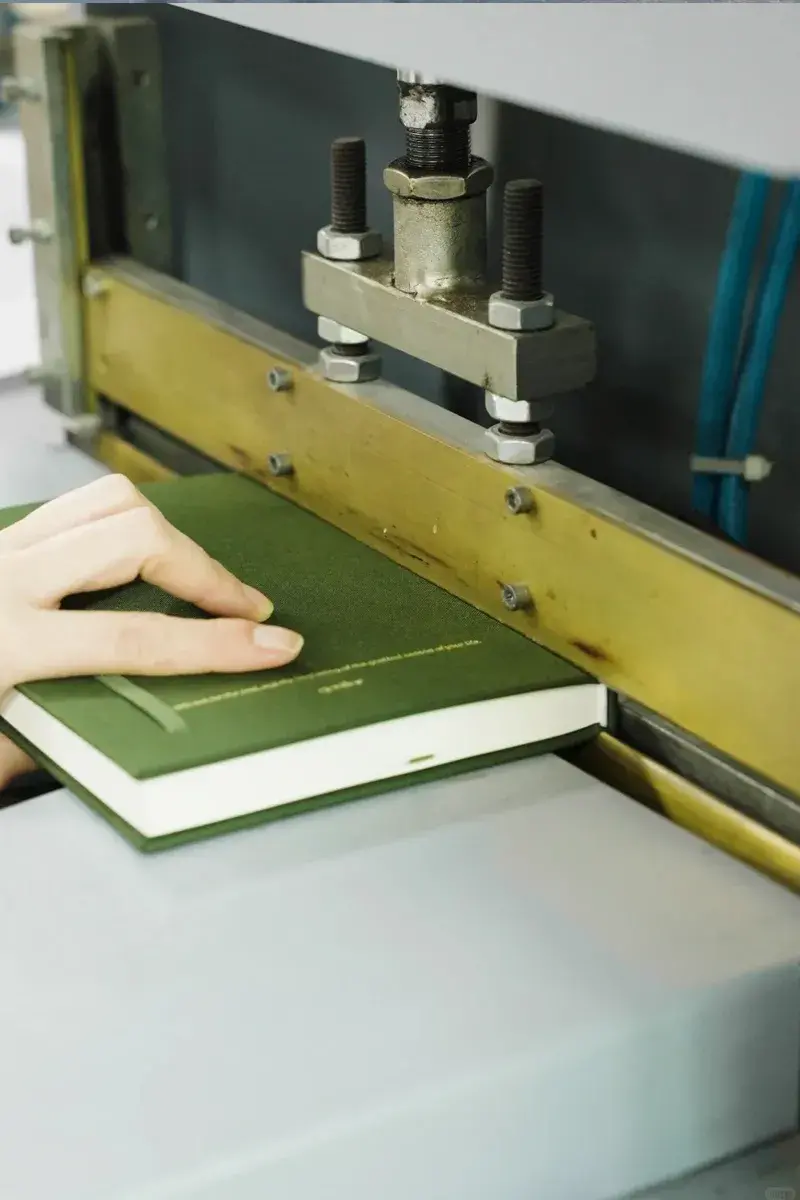 画册精装装订机器加工过程