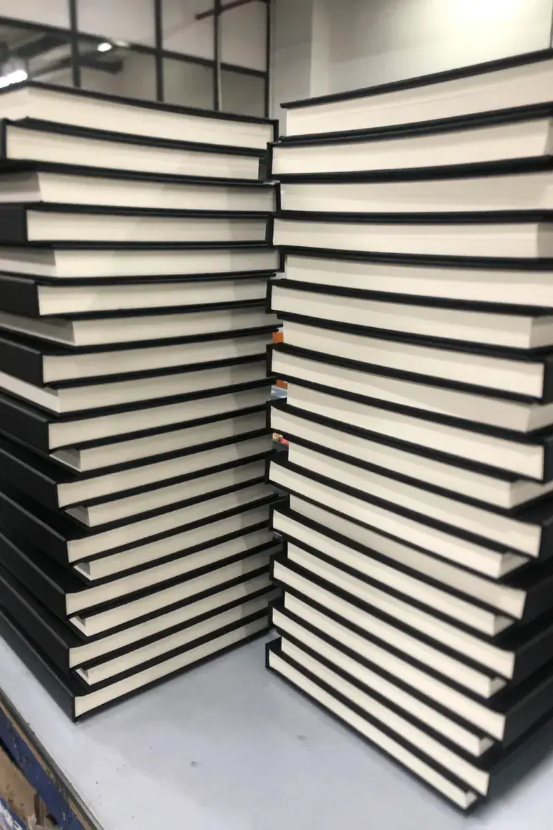 黑色精装画册批量印刷堆叠展示